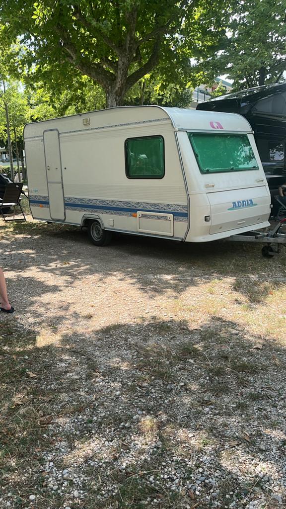 Adria caravan met voortent en recent interieur, Vast bed, Treinzit, 750 - 1000 kg, Particulier