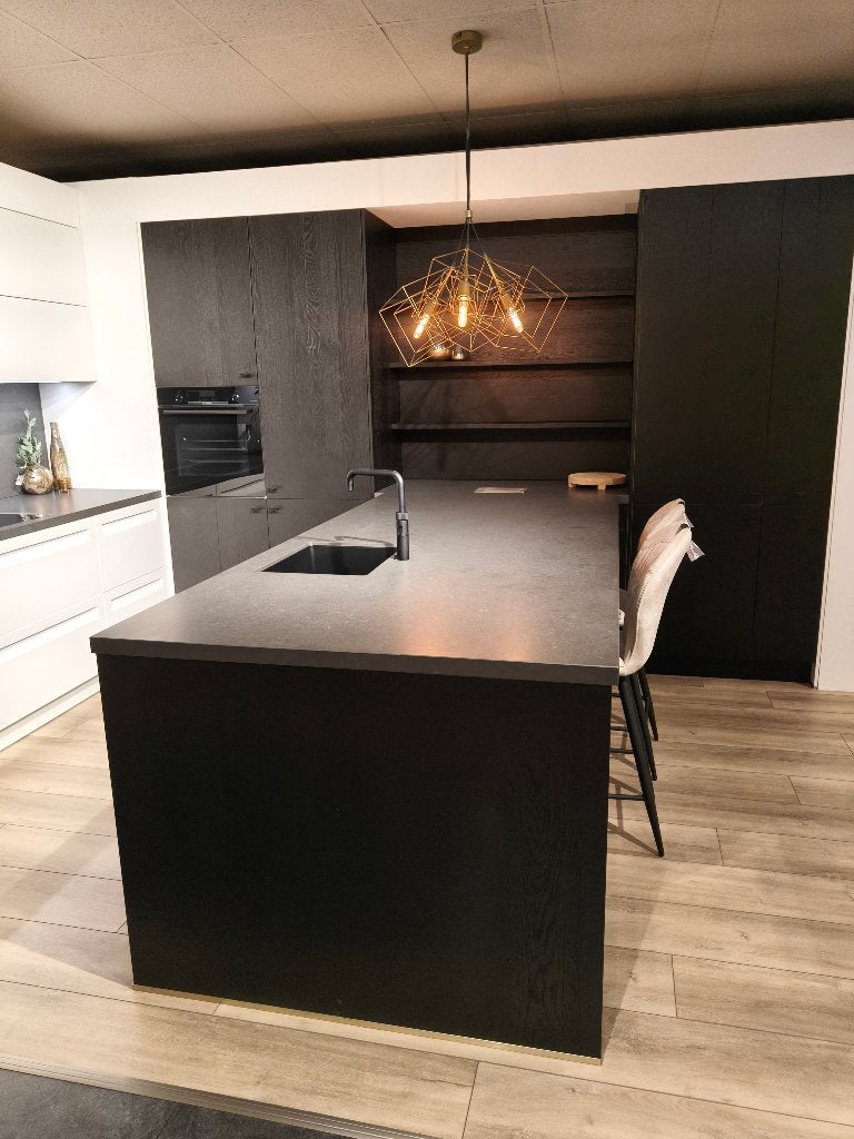 Moderne keuken met kookeiland en SIEMENS inbouwapparatuur, Ophalen, Greeploos, Zwart, Nieuw