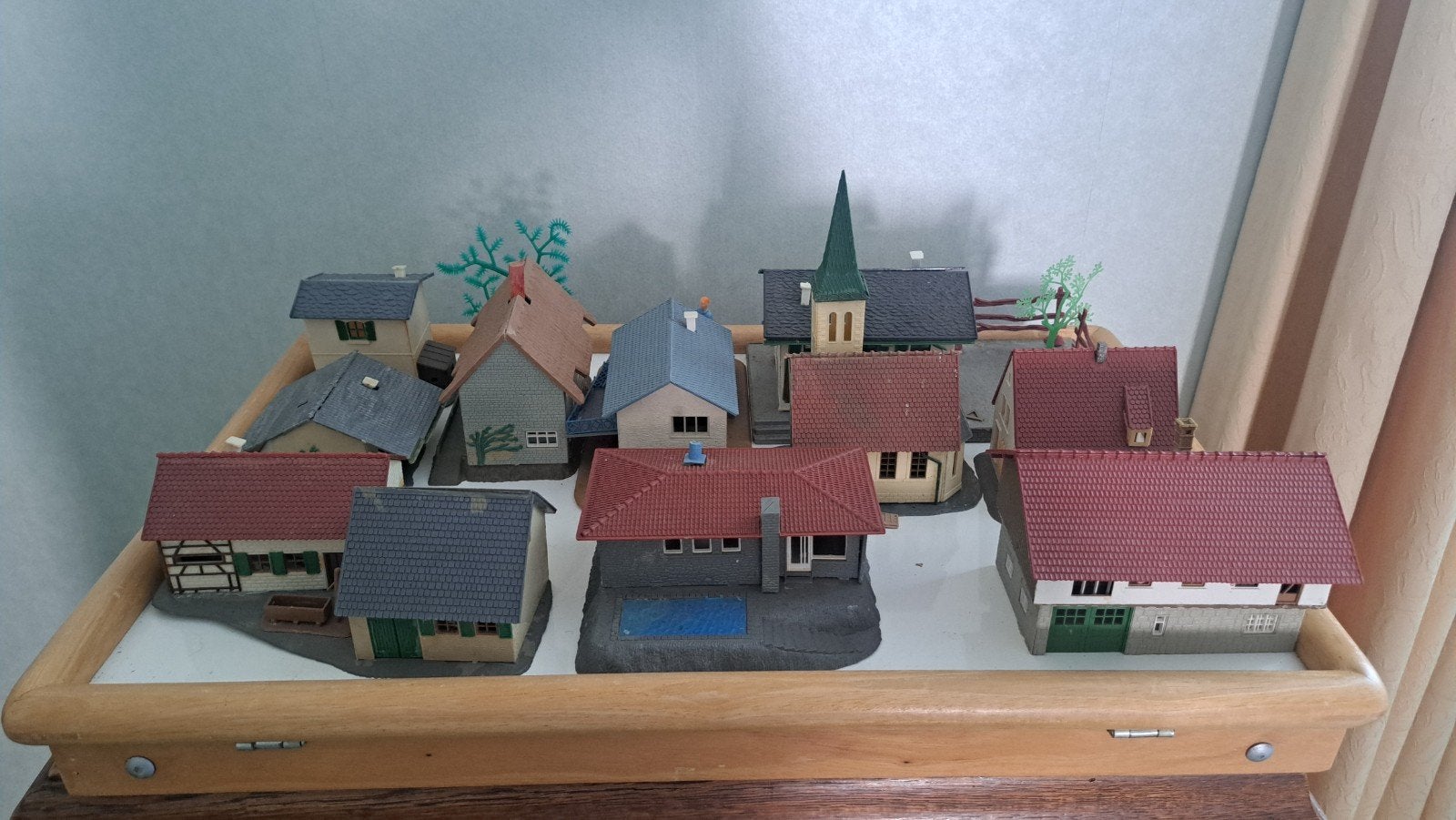Miniatuur Dorp met Diverse Gebouwen en Kerk, Gebruikt, Gelijkstroom of Wisselstroom, Brug, Tunnel of Gebouw, Ophalen
