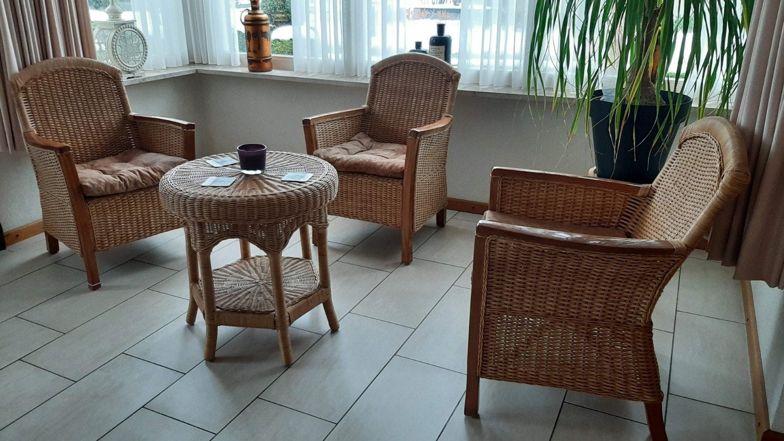 Rotan stoelen en tafel set - 3 stoelen en 1 tafel, Huis en Inrichting, Ophalen, Gebruikt, Riet of Rotan, Drie