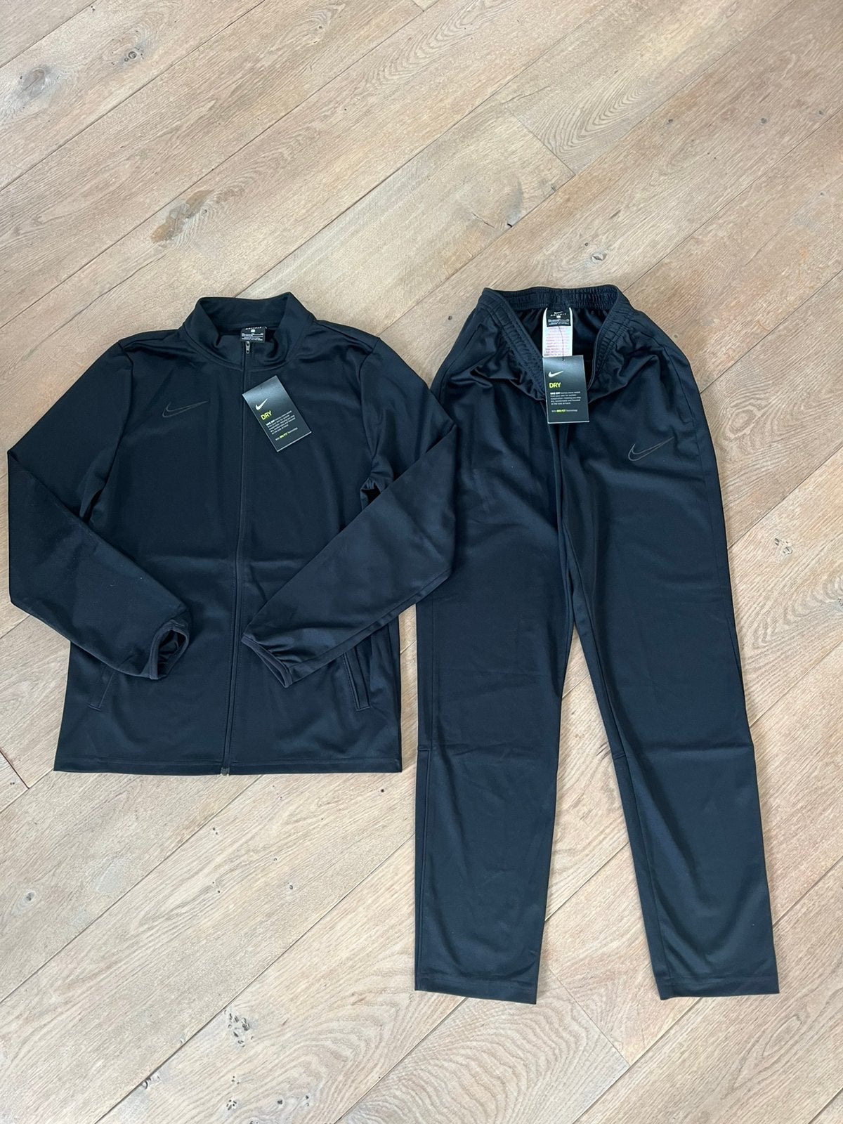 Nike trainingspak zwart nieuw 14 jaar, Ophalen of Verzenden, Nieuw, Jongen of Meisje, Sport- of Zwemkleding