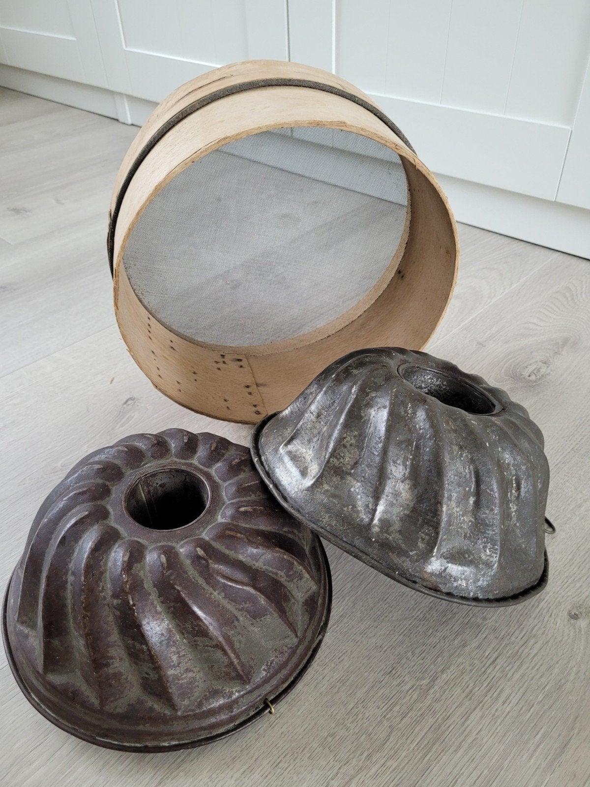2 oude bakblikken en 1 houten zeef, Ophalen of Verzenden
