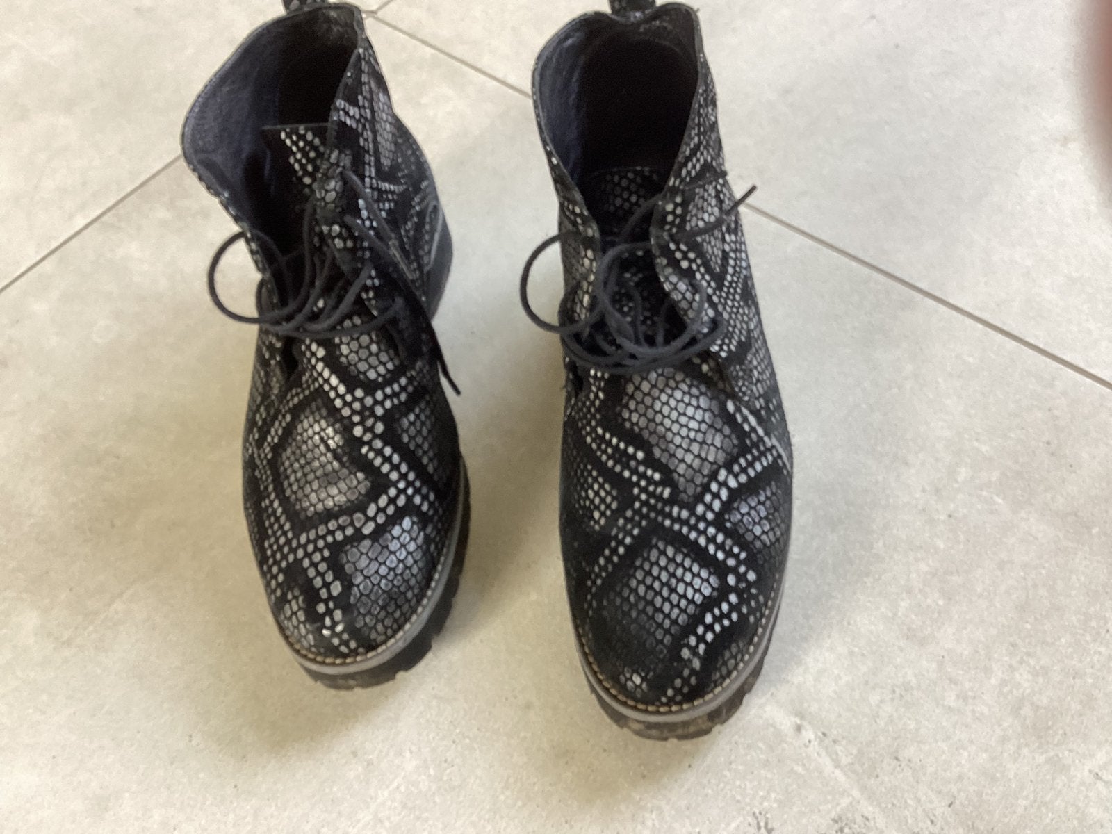 Damesschoenen, Ophalen of Verzenden, Zo goed als nieuw, Zwart, Sneakers of Gympen