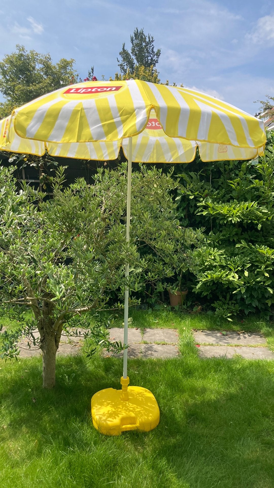 Terras parasol complete set lipton ice tea geel wit, Tuin en Terras, Parasols, Zo goed als nieuw, Overige typen, Minder dan 1 meter