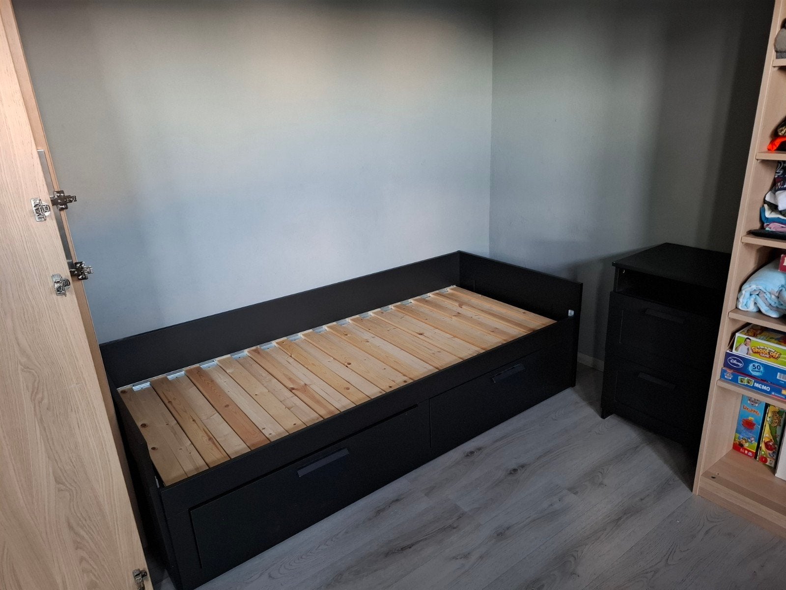 Te koop Ikea bedbank/ uitschuifbed en nachtkastje, Ophalen, 90 cm, Zwart, 200 cm