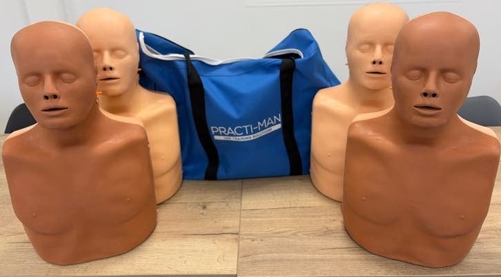 Vier Practi-Man reanimatiepoppen, draagtas en accessoires., Ophalen, Gebruikt