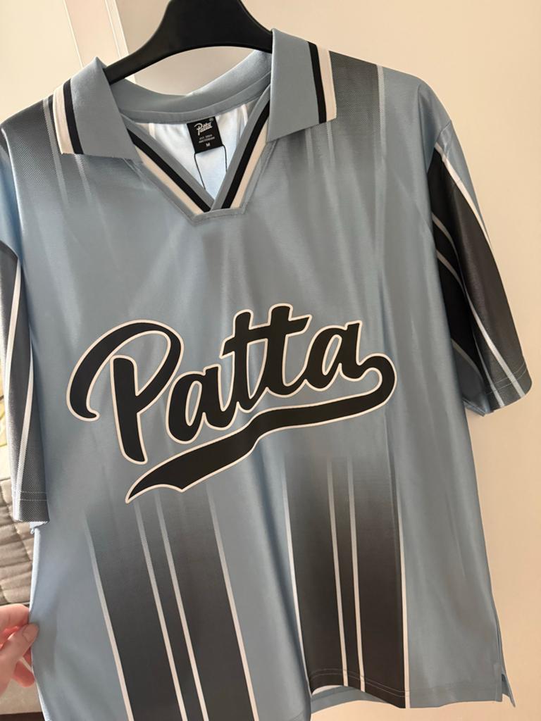 Patta Football Jersey Dusty Blue Maat M Nieuw met kaartjes, Kleding | Heren, T-shirts, Ophalen of Verzenden, Nieuw, Maat 48/50 (M)