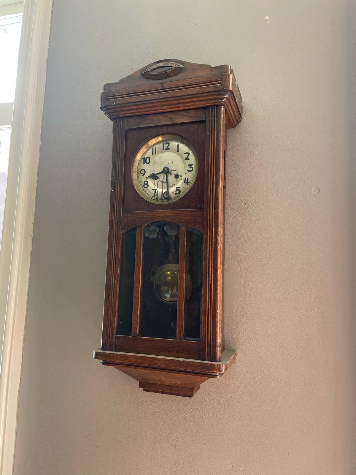 Antieke houten wandklok met slinger, Ophalen