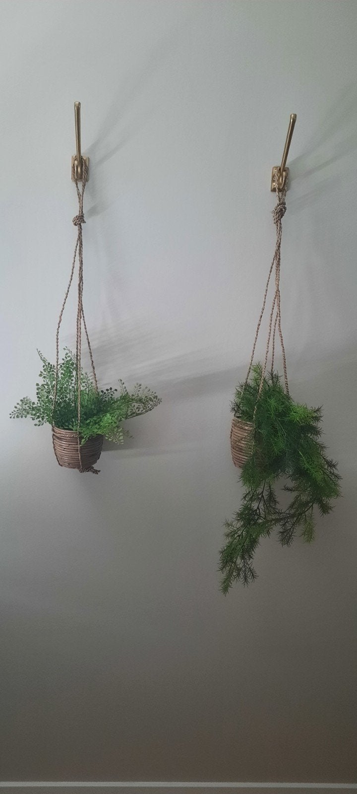 Twee hangmandjes met kunstplant - Rotan look - Hangpot, Nieuw, Ophalen of Verzenden, Landelijk, Natuurlijk materiaal
