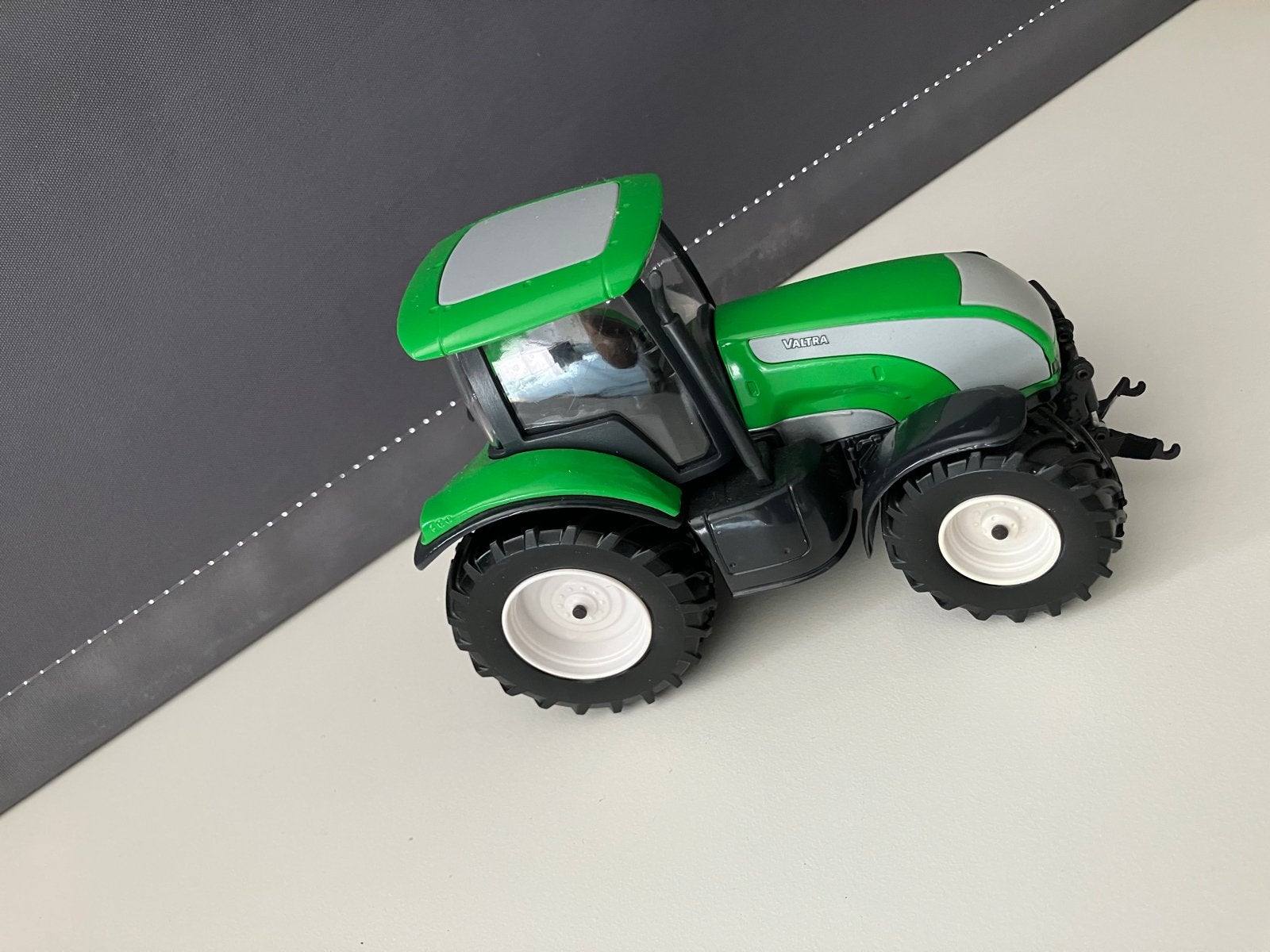 Valtra s Joal 1:32 Tractor Model - Zo goed als nieuw, Ophalen of Verzenden, Zo goed als nieuw, Tractor of Landbouw, Joal