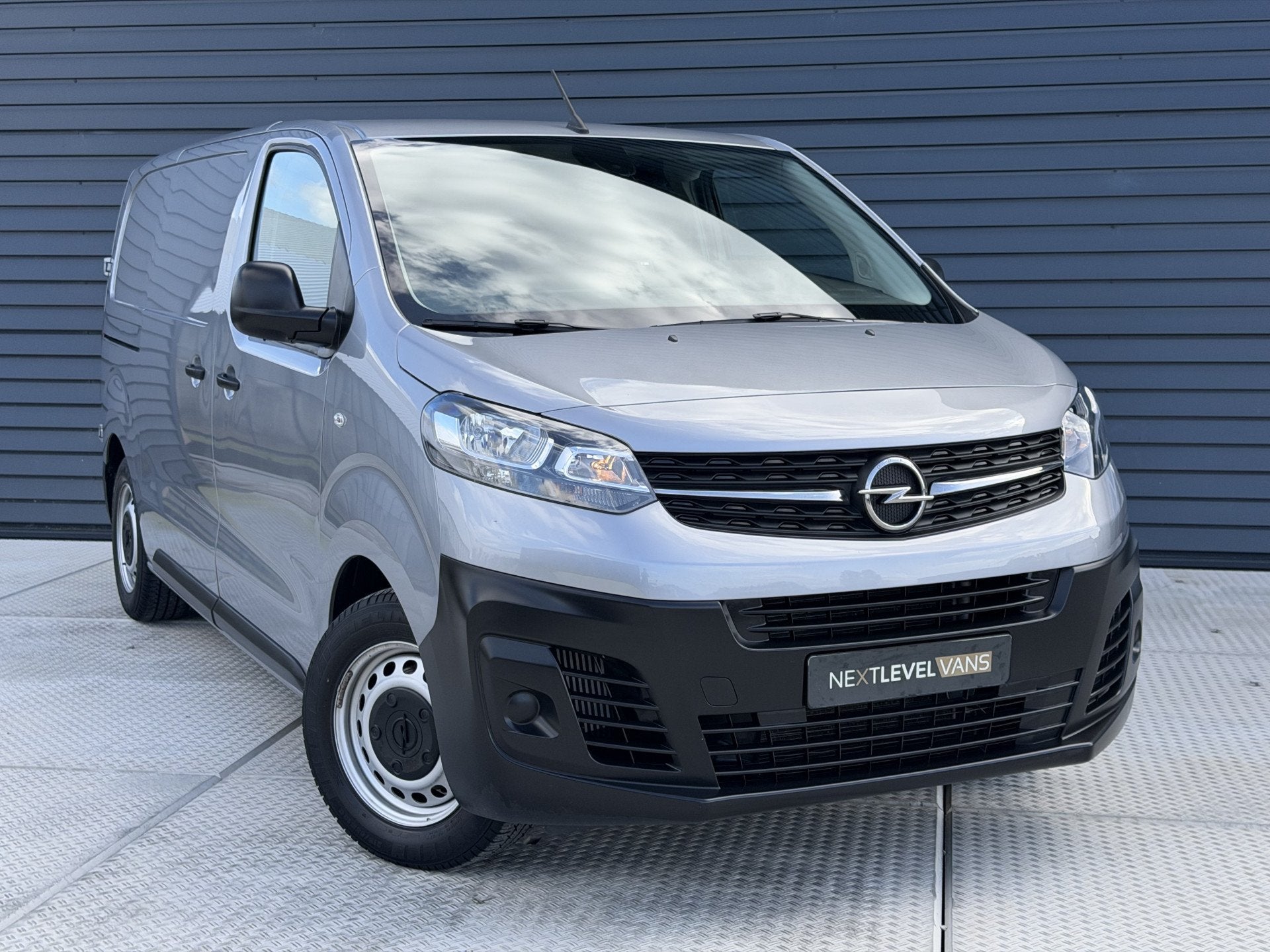 Opel Vivaro 2.0 Diesel 145 PK L2 | Camera | Trekhaak | Apple, Auto's, Voorwielaandrijving, 145 pk, Stof, Gebruikt