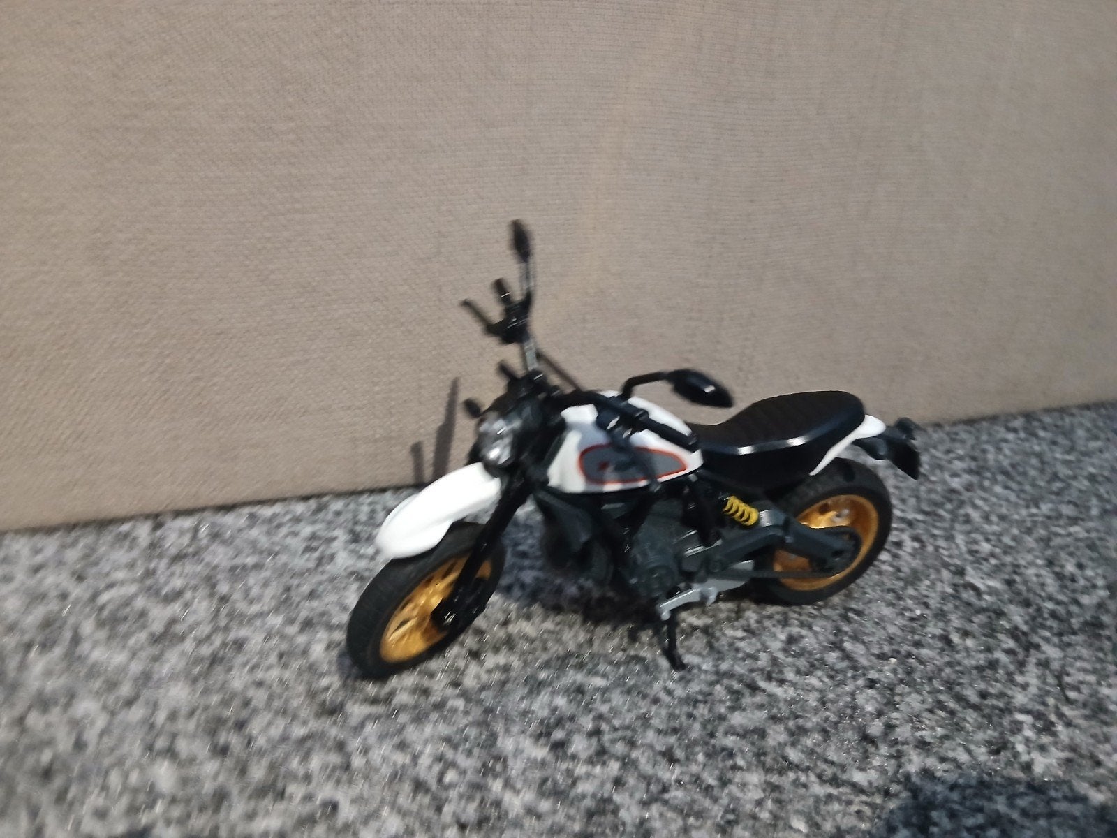 Miniatuur Motorfiets Model - Wit met Gouden Velgen, Ophalen, Groter dan 1:32, Auto, Overige merken