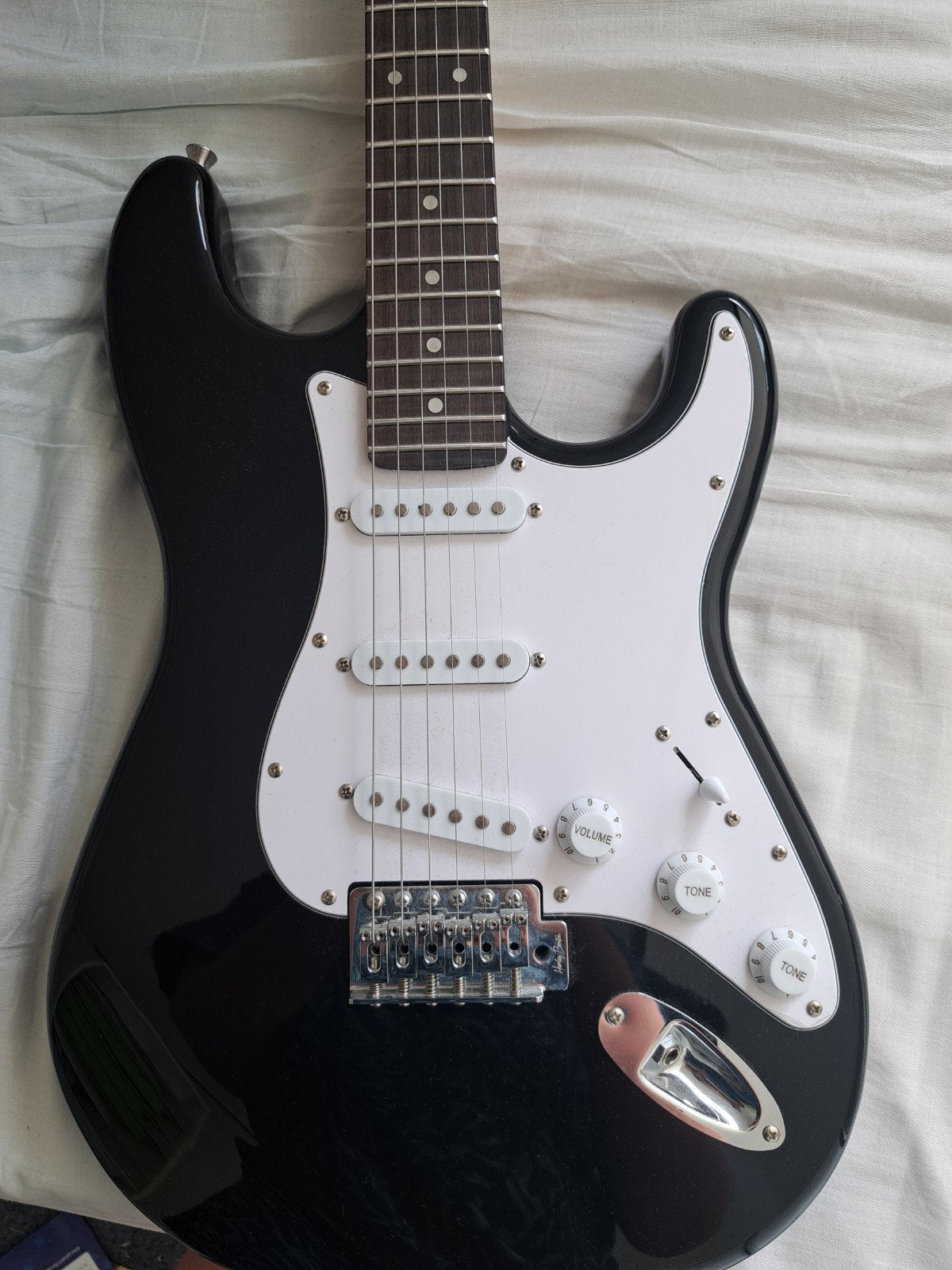 Harley Benton zwarte stratocaster elektrische gitaar, Muziek en Instrumenten, Snaarinstrumenten | Gitaren | Elektrisch, Ophalen