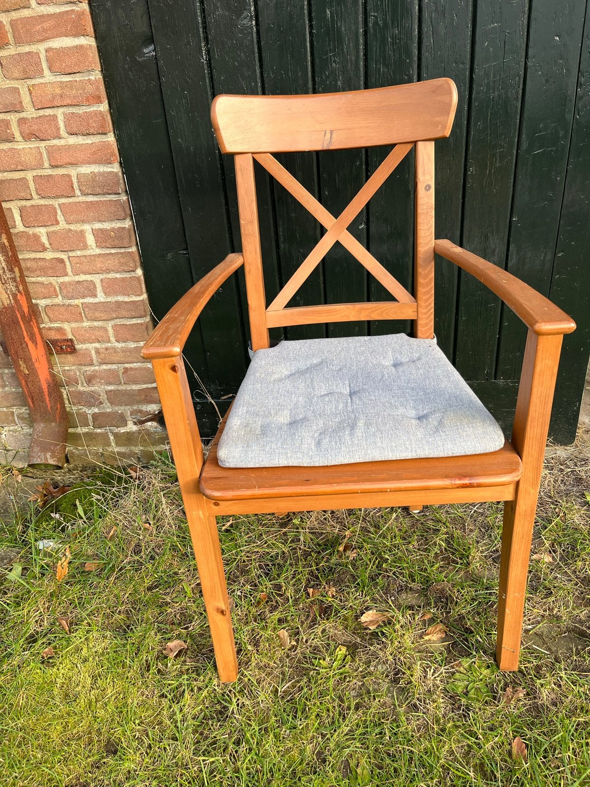 Houten stoel met armleuningen en kussen, Ophalen, Gebruikt, Bruin, Eén