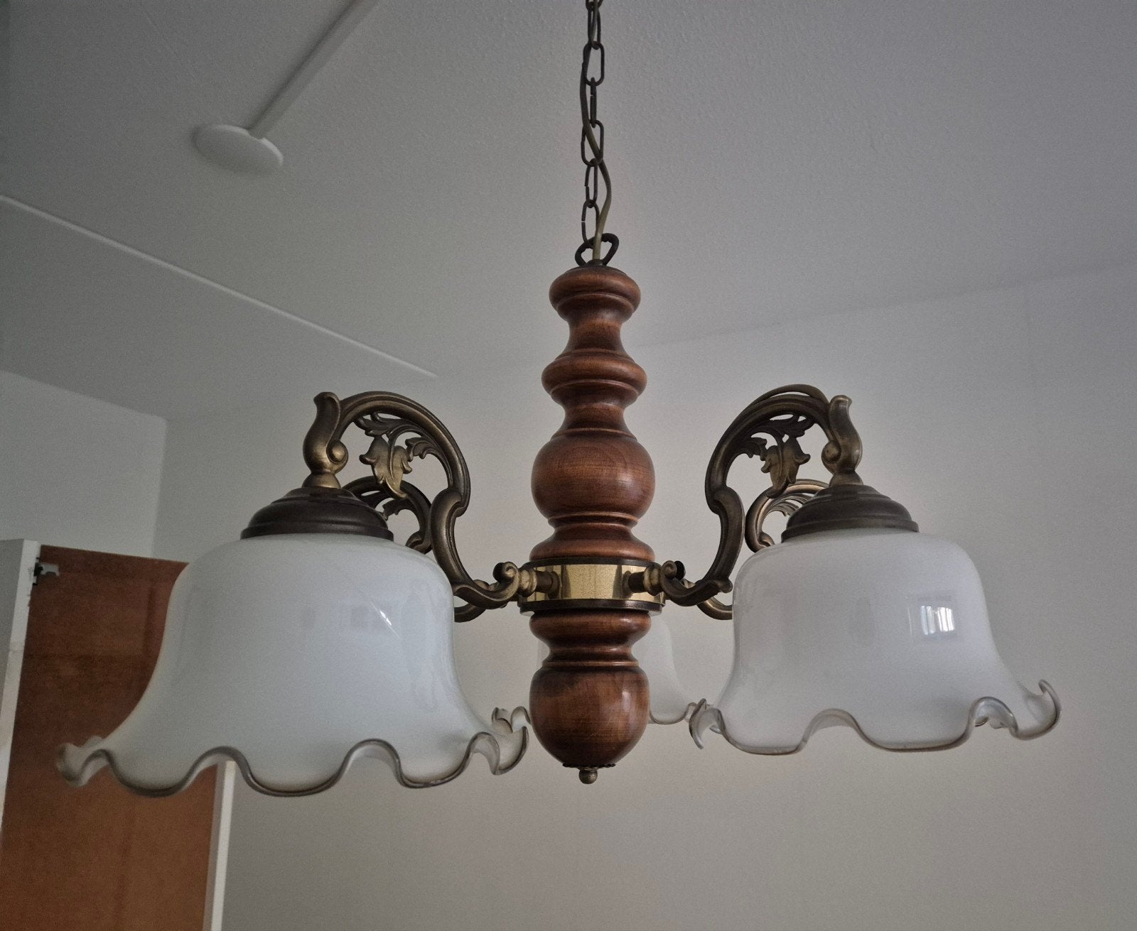 Vintage houten kroonluchter met 5 melkglazen kappen, Huis en Inrichting, Gebruikt, E27 (groot), Glas, Ophalen