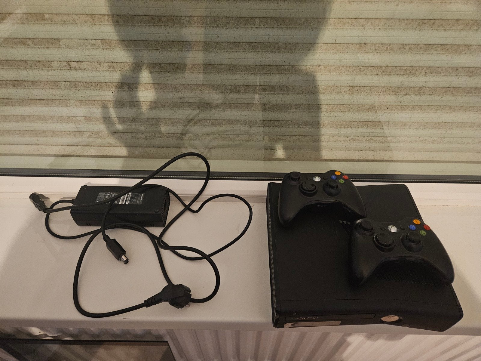xbox 360 met 2 controllers en originele kables, 4gb +250gb, Spelcomputers en Games, Gebruikt, 2 spelers, Vanaf 3 jaar, Ophalen