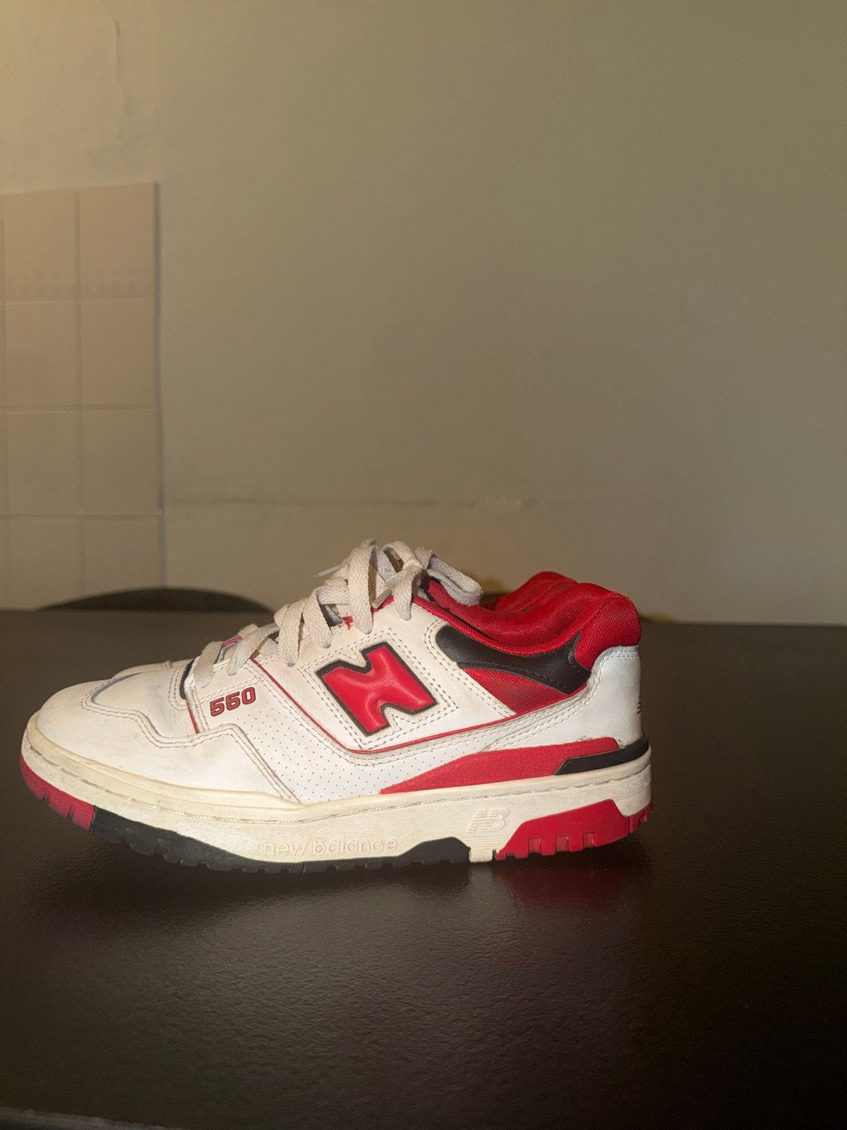 New Balance 550 Rood/Wit - Gedragen Sneakers, Kleding | Heren, Schoenen, Ophalen of Verzenden, Gedragen, Wit, Sneakers of Gympen