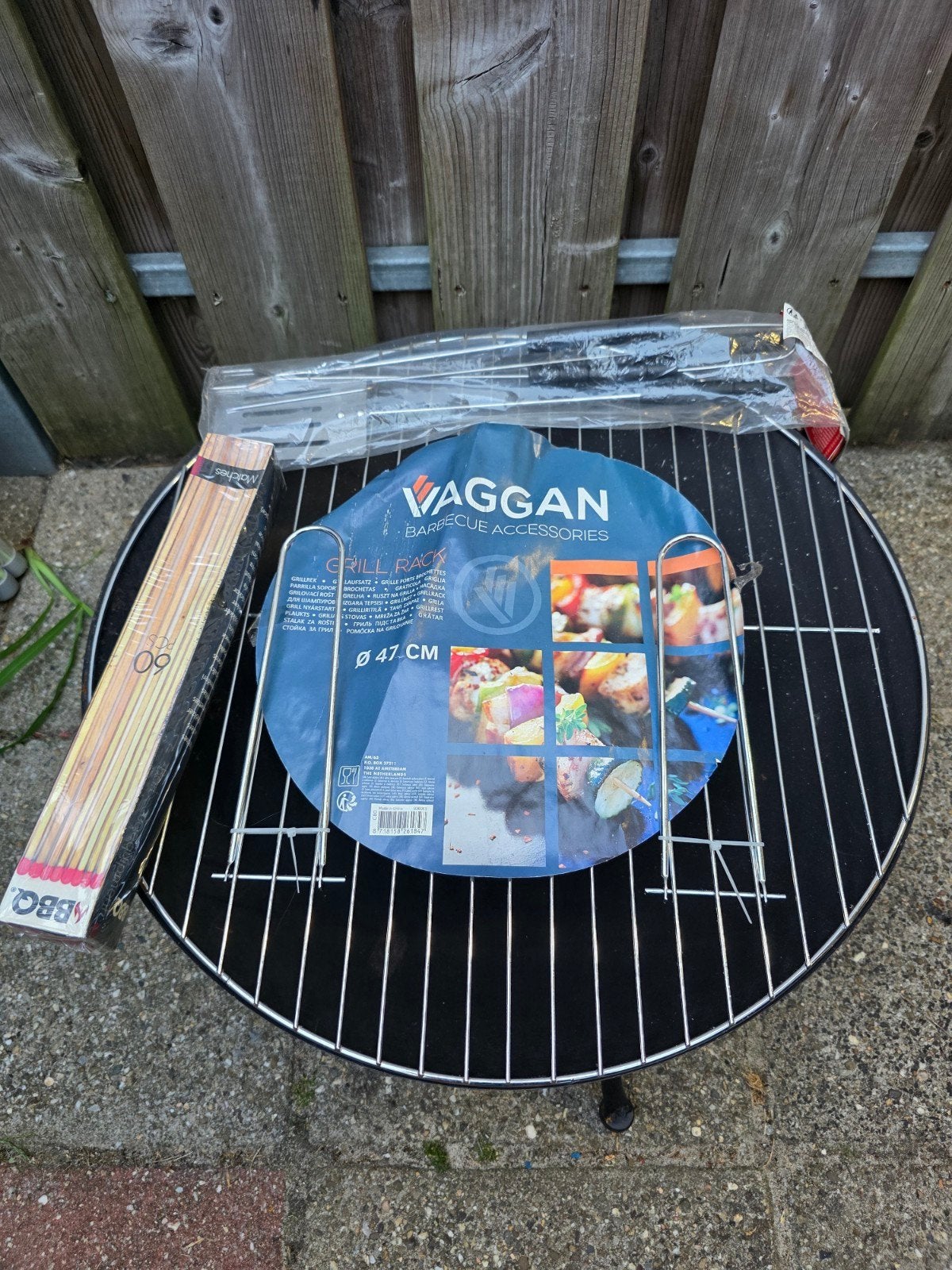 Compacte BBQ/Vuurschaal met accessoires - Nieuw, Tuin en Terras, Houtskoolbarbecues, Ophalen, Nieuw, Vaggan, Met accessoires