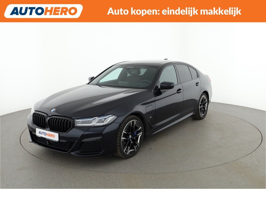 BMW 5 Serie 545e xDrive M Sport | HK58276 | (bj 2021), Auto's, BMW, Automaat, Gebruikt, 394 pk, Zwart