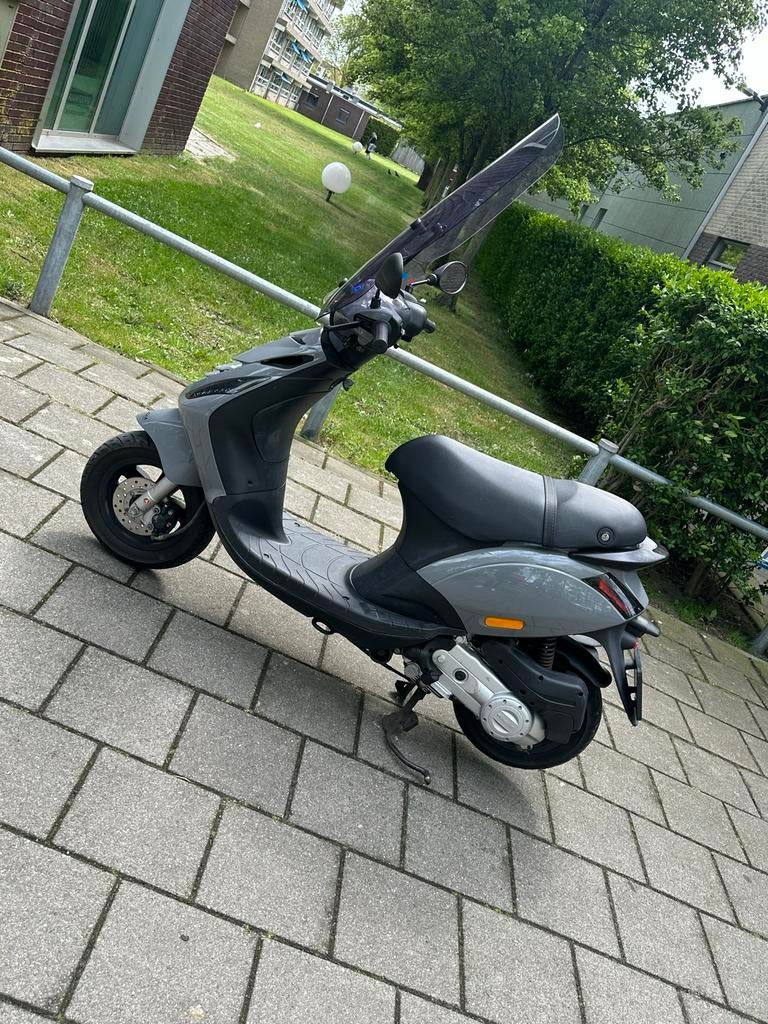 Piaggio Zip Scooter - Grijs, 2019 Ik ben de tweede eigenaar, Fietsen en Brommers, Brommeronderdelen | Scooters, Zo goed als nieuw