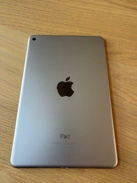 Foto 4 van iPad mini 4 64 GB Spacegrijs met accessoires