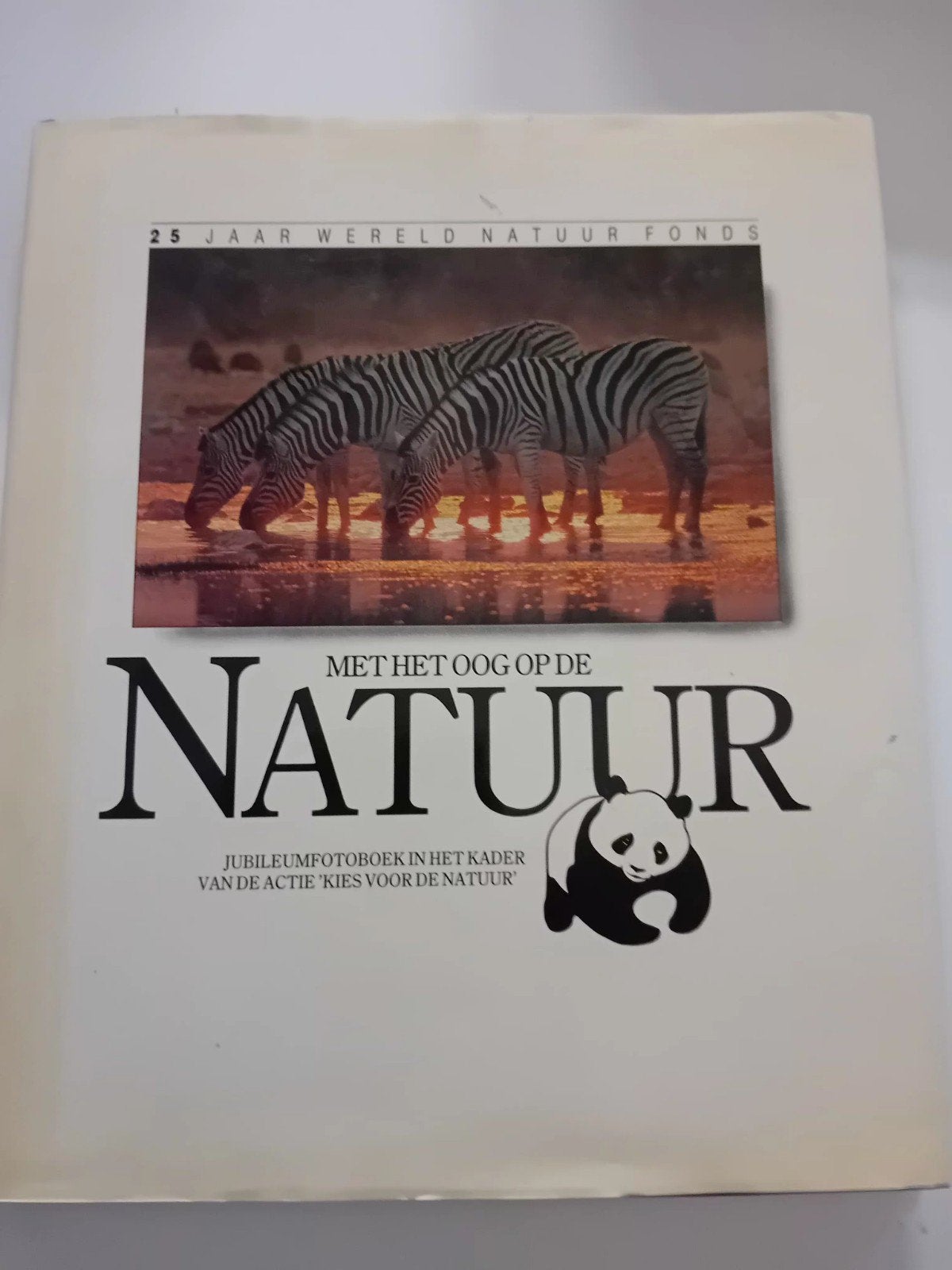 * 25 jaar wereld natuur fonds: met het oog op de natuur, Ophalen of Verzenden, Zo goed als nieuw