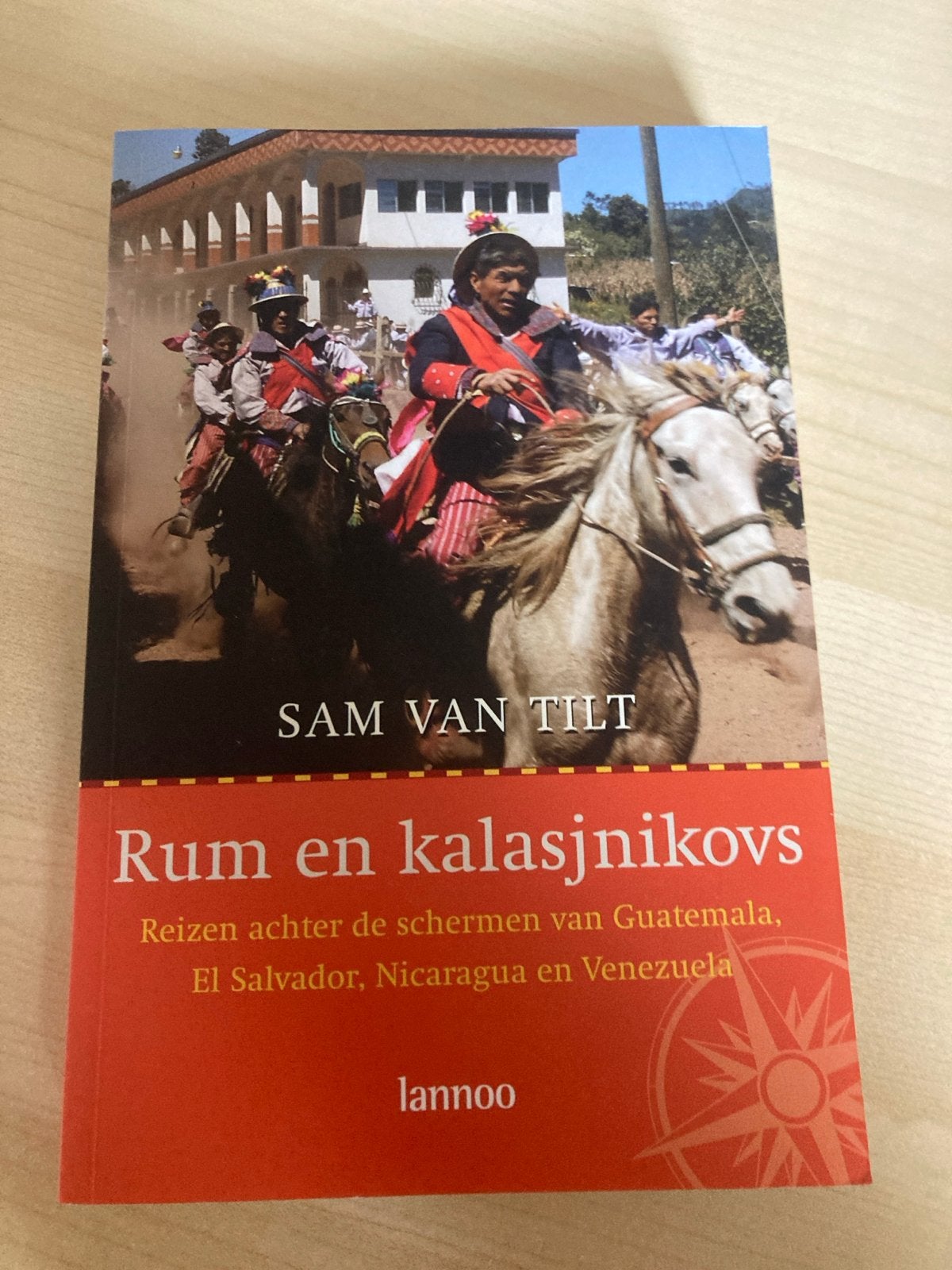 Rum en kalasjnikovs: Reizen achter de schermen van Latijns-A, Boeken, Reisverhalen, Ophalen of Verzenden, Zo goed als nieuw, Midden-Amerika