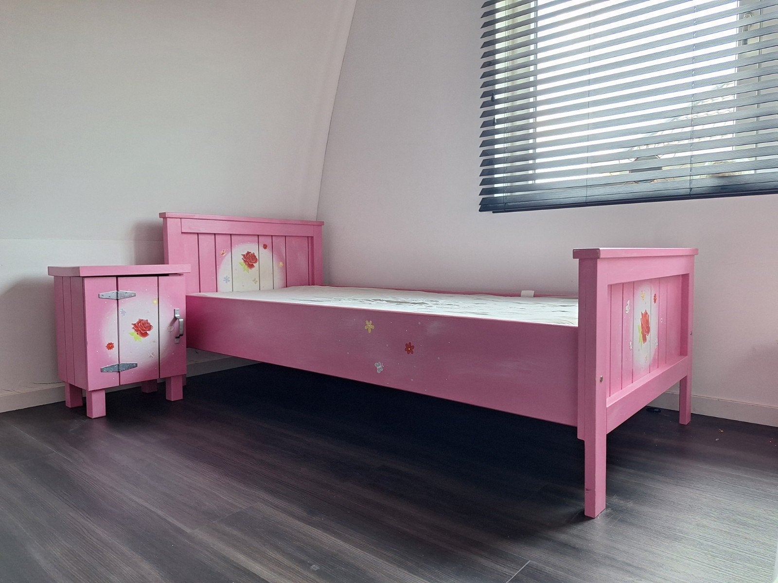 Foto 2 van Kinderkamer roze - Bed, Bureau, Kast, Nachtkastje