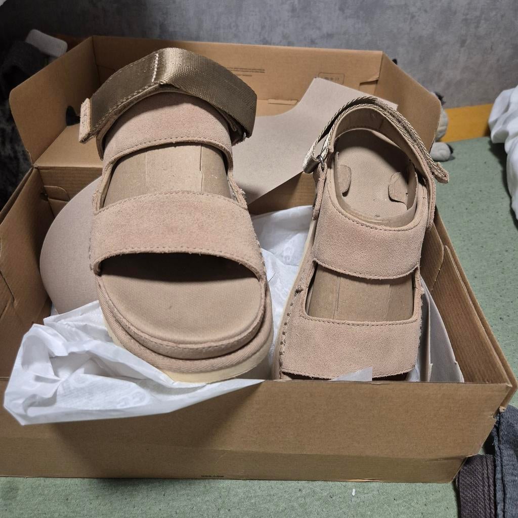 Uggs sandalen maat 39, Kleding | Dames, Schoenen, Zo goed als nieuw, Sandalen of Muiltjes, Beige, Ophalen of Verzenden