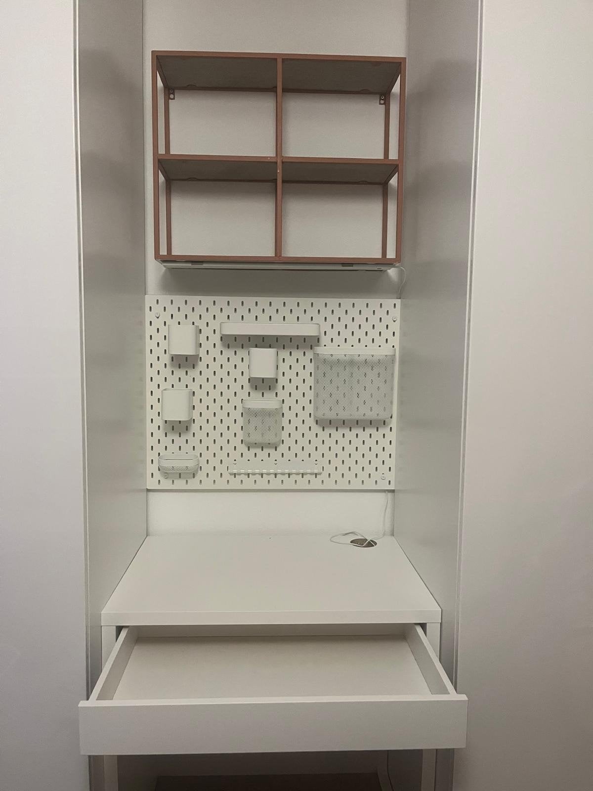gewijzigd - 2x wit IKEA Micke bureaus met organizer en wandk, Ophalen, Zo goed als nieuw, IKEA, Kabelgoot