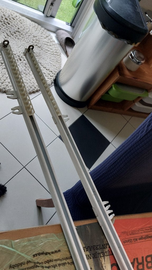 Gratis 2 gordijnrails; elk 167 cm lang, Ophalen, Gebruikt
