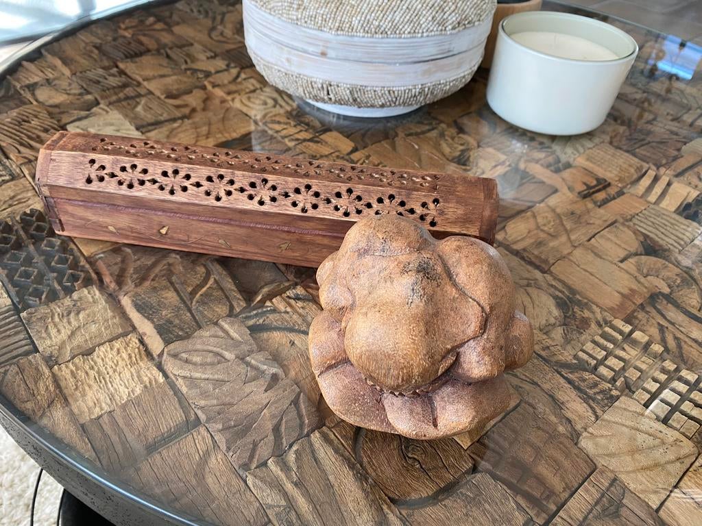 Wierookhouder + beeldje yogiman/mediterend mens,hout,set €10, Ophalen