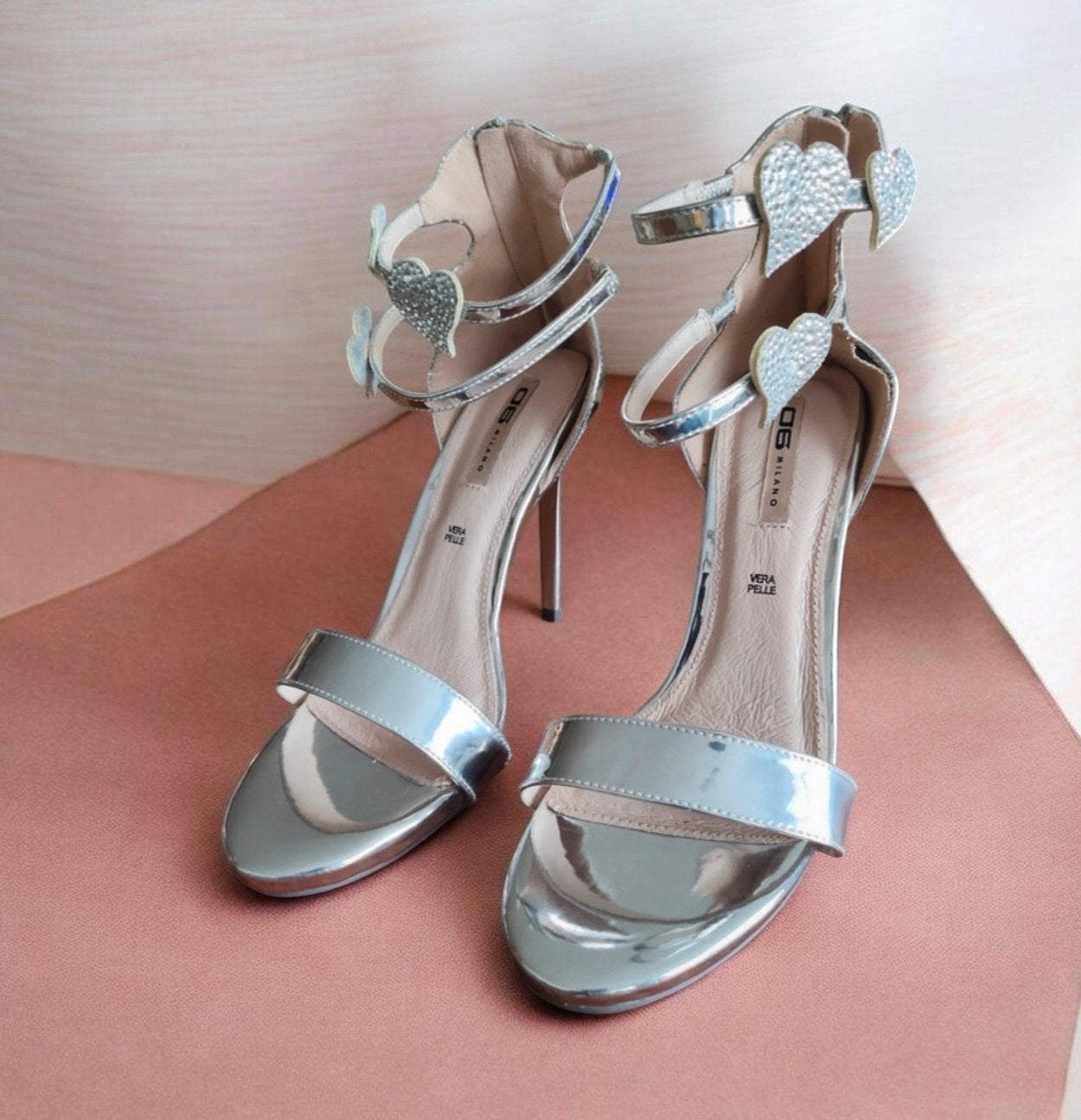 Vera Pelle Hakken Maat 40 - Zilveren Sandalen met Hartjes, Kleding | Dames, Schoenen, Ophalen of Verzenden, Zo goed als nieuw
