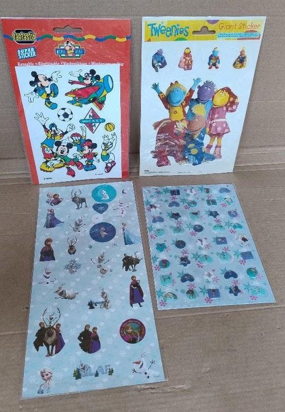 4 stickervellen Mickey Mouse 1996, Tweenies 1998, Frozen, Verzamelen, Ophalen of Verzenden, Zo goed als nieuw, Film, Tv of Omroep