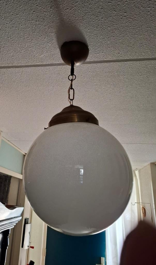 Prachtige oude Art Deco hanglamp met opaline glazen bol, Huis en Inrichting, Lampen | Hanglampen, Ophalen, 50 tot 75 cm, Art Deco