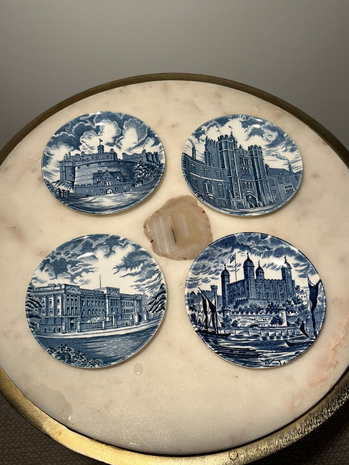 Vintage Enoch Wedgwood 'Royal Homes of Britain' Botertipjes, Gebruikt, Klassiek, Ophalen of Verzenden, Bord(en)