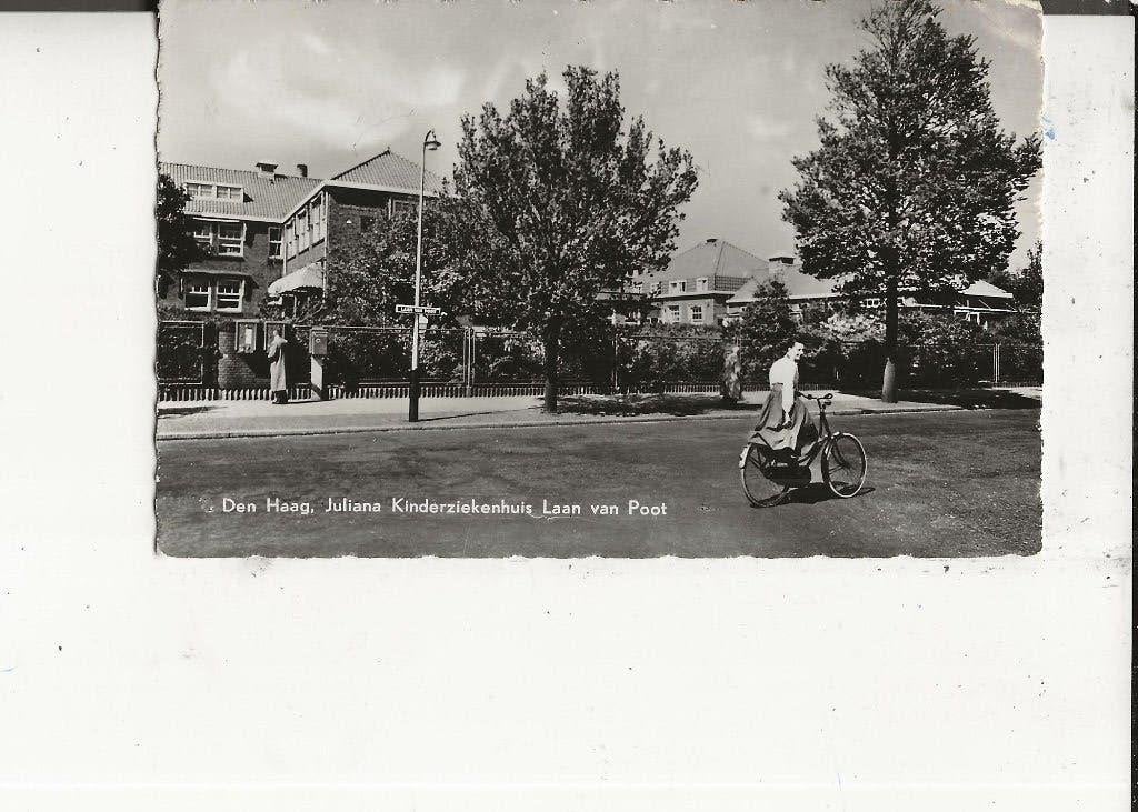 Scheveningen Laan v Poot JulianaKinderziekenhuis met fietser, Verzamelen, Ophalen of Verzenden, 1940 tot 1960, Gelopen, Zuid-Holland