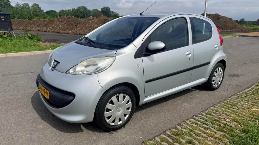 Peugeot 107 1.0 12V 5DR 2010 Grijs Airco Nieuwe Apk, Auto's, Voorwielaandrijving, Stof, Zwart, 4 stoelen