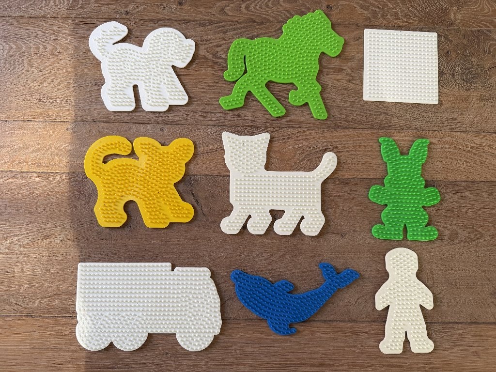 Hama 11 bordjes voor strijkkralen met inspiratieboekjes, Ophalen of Verzenden, Zo goed als nieuw, Knutselen