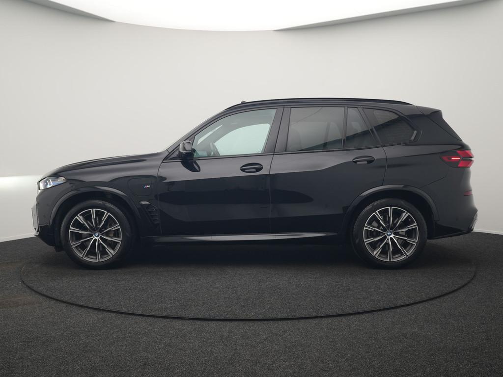 BMW X5 xDrive50e M Sport PHEV 490pk Dealer O.H. | Panodak |, Gebruikt, 2395 kg, Zwart, Bedrijf