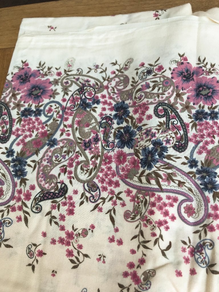 3 folklore lappen ecru viscose met paarse bloemen, Hobby en Vrije tijd, Overige materialen, Overige kleuren, 120 cm of meer, Nieuw