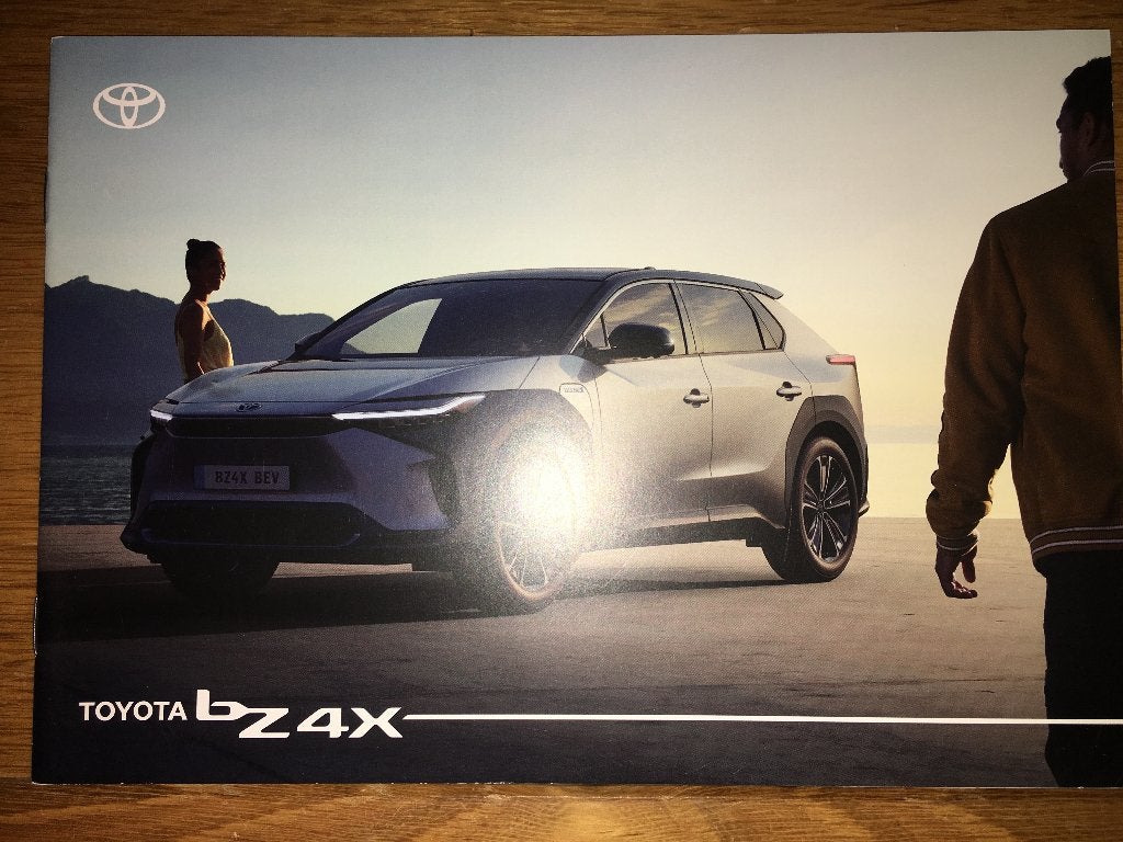 2x Toyota brochures folders RAV4 2021 2022 + bz4X 2021 2022, Ophalen of Verzenden, Zo goed als nieuw, Toyota