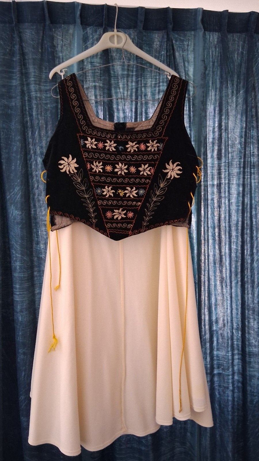 Dirndl, zwart geborduurd fluwelen hesje. maat blouse 44., Kleding | Dames, Maat 42/44 (L), Ophalen of Verzenden, Nvt., Kleding