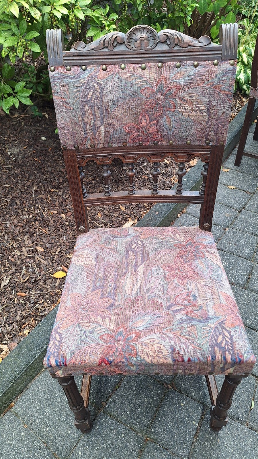 Foto 4 van 6 Antieke stoelen met bloemenpatroon