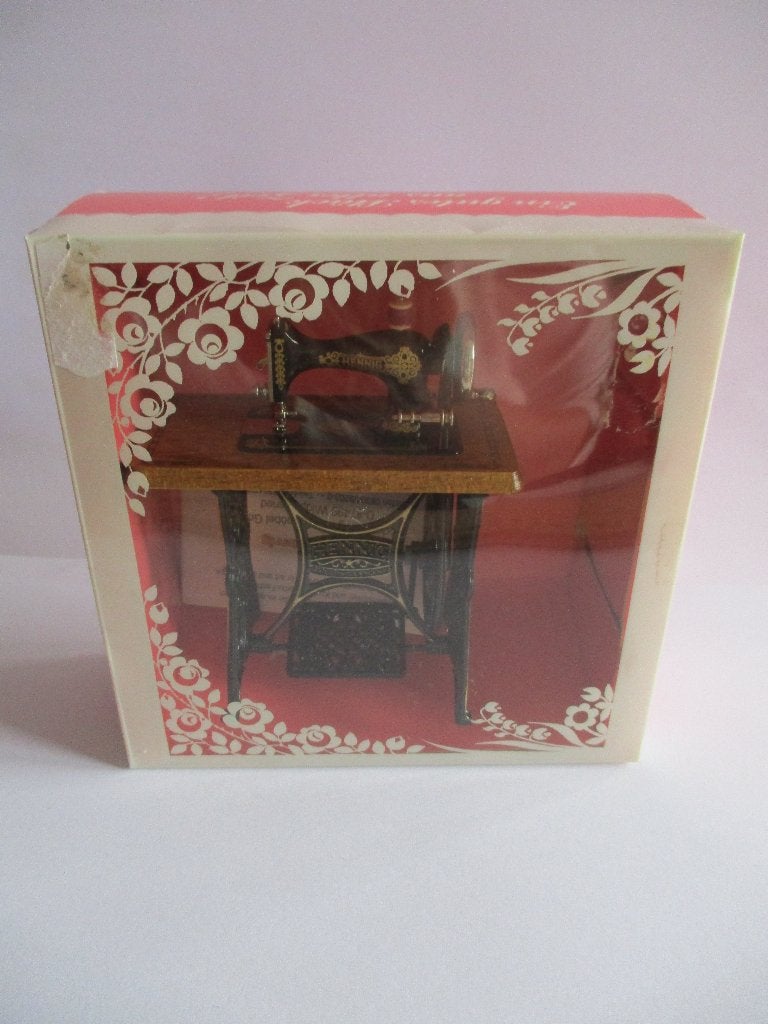 poppenhuis Bodo Hennig trapnaaimachine, Verzamelen, Ophalen of Verzenden, Zo goed als nieuw, Decoratie