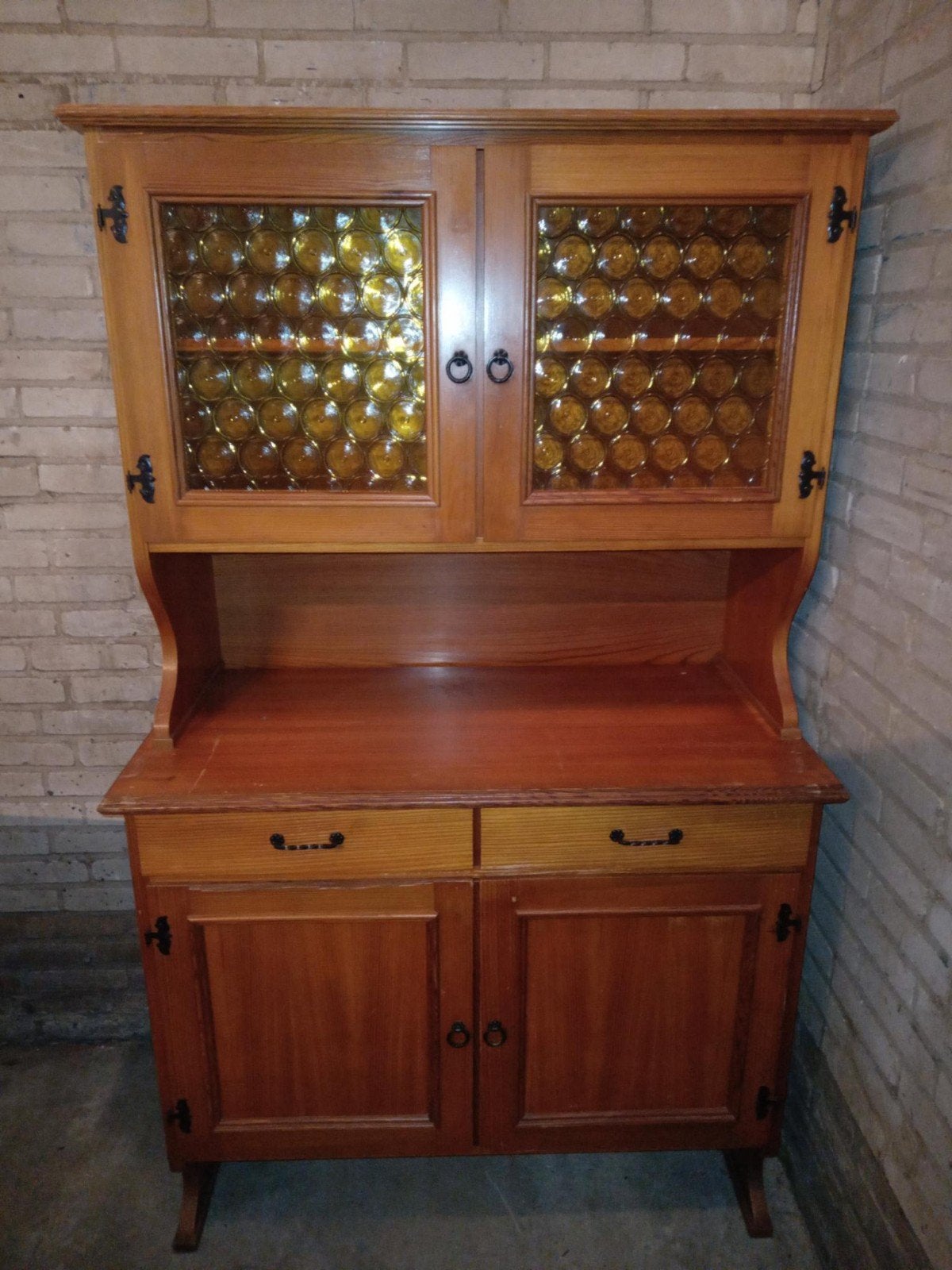 Te Koop, Vintage houten buffetkast met glas-in-lood deuren, Ophalen