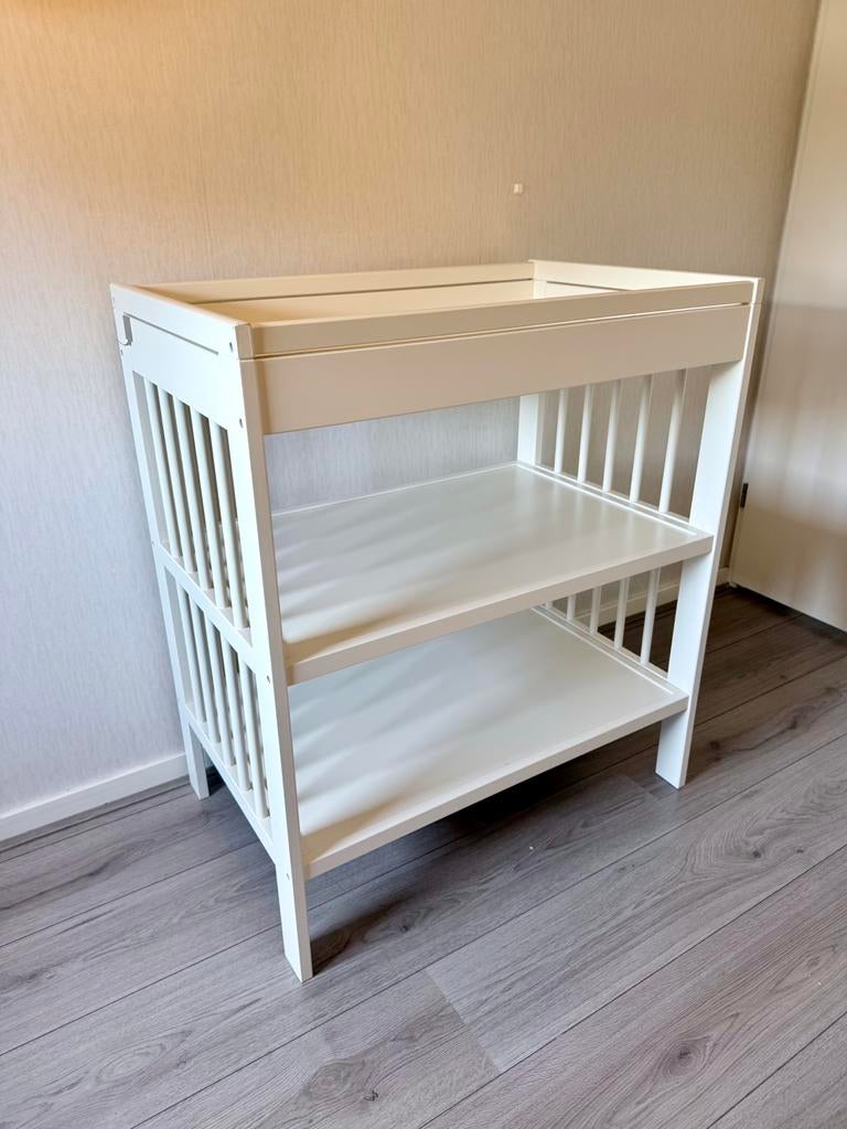 IKEA - Witte commode met opstaande rand en twee planken, Kinderen en Baby's, Kinderkamer | Commodes en Kasten, Ophalen, Gebruikt