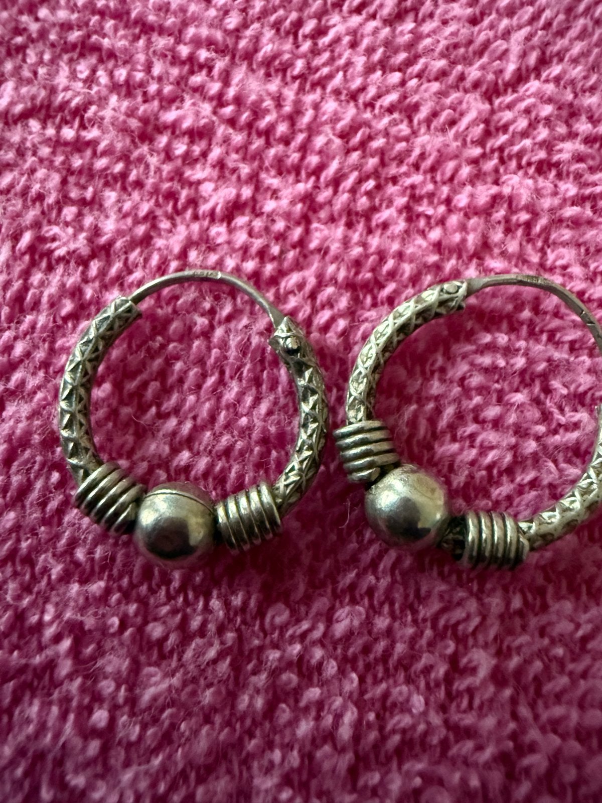 Zilveren oorringen met decoratieve kralen, Ophalen of Verzenden, Gebruikt, Zilver, Hangers