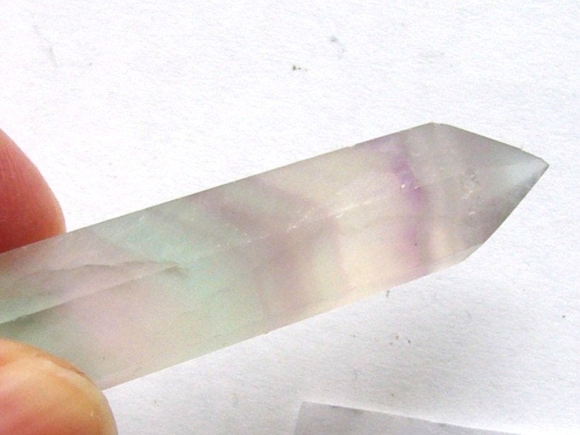 fluoriet regenboog obelisk 4,75 / paarse fluorite toren 3,75, Ophalen of Verzenden, Mineraal