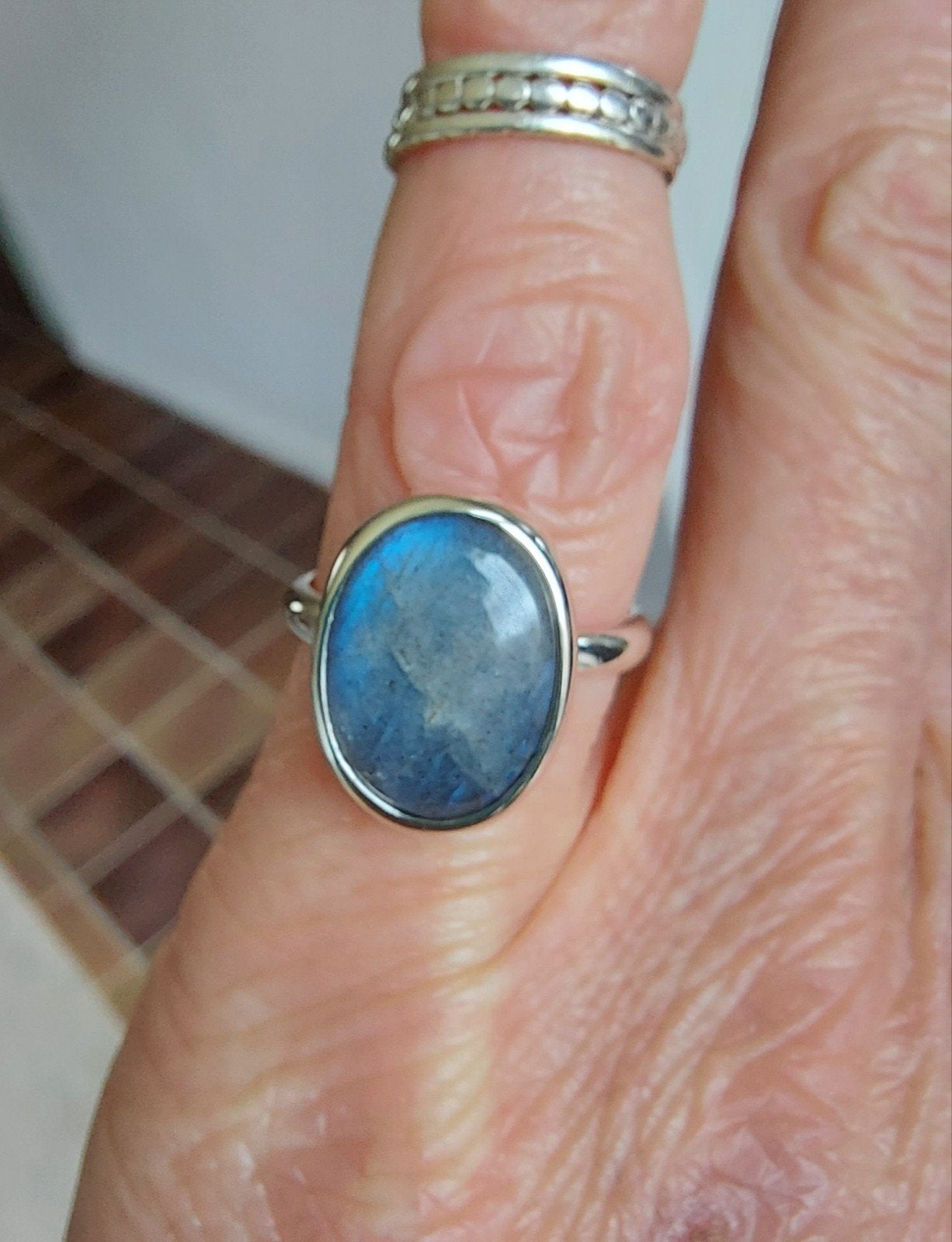 Mooie nieuwe zilveren ring, ovale blauwe Labradoriet mt 16, Blauw, Nieuw, Ophalen of Verzenden, Kleiner dan 17